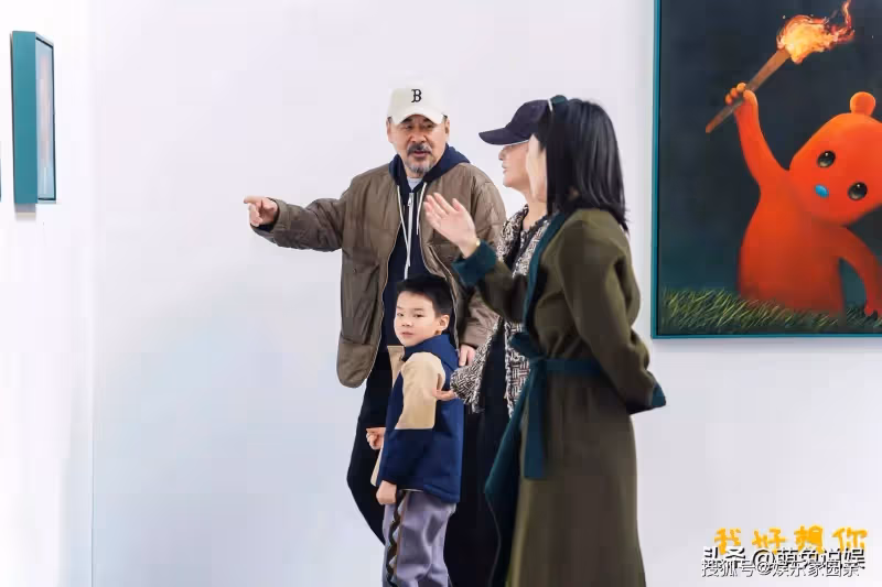 蔣勤勤夫婦攜小兒子看展，兒子正臉曝光很可愛，長得像爸爸陳建斌