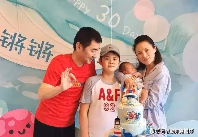 蔣勤勤夫婦攜小兒子看展，兒子正臉曝光很可愛，長得像爸爸陳建斌
