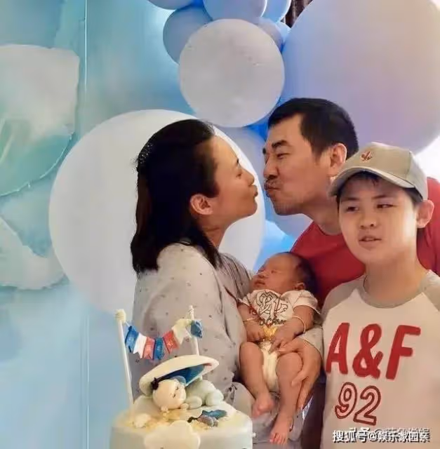 蔣勤勤夫婦攜小兒子看展，兒子正臉曝光很可愛，長得像爸爸陳建斌