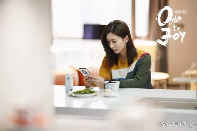《歡樂頌》何憫鴻裝可憐重回22樓,和戚牧重歸於好,原形畢露大綠茶
