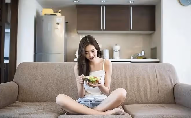 母親去世後,我每月給繼父2千,我離婚後繼弟敲響了我的家門