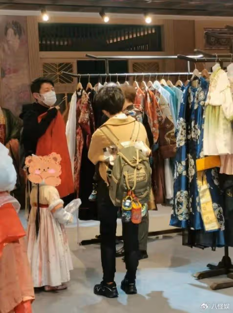 李白漢服正面照曝光,撞臉妖貓傳楊貴妃太絕美,撒貝寧直接看入迷