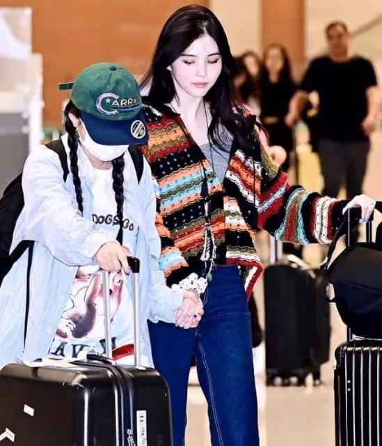 韓素希返回韓國，無名指戒指引關注，機場不斷舉起左手梳理頭髮