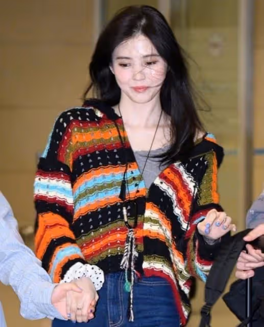韓素希返回韓國，無名指戒指引關注，機場不斷舉起左手梳理頭髮
