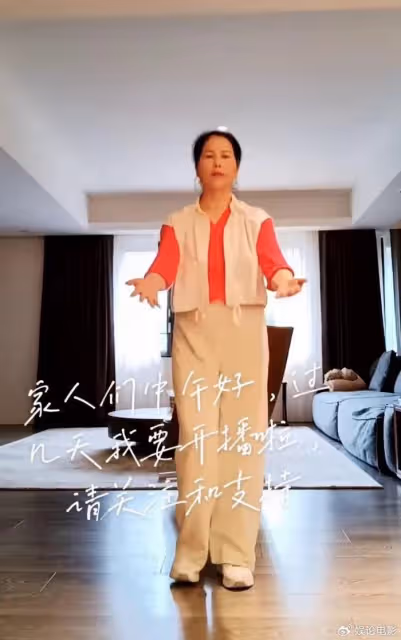 照顧汪小菲女兒的小楊阿姨也直播帶貨，年薪30萬，還這麼拼