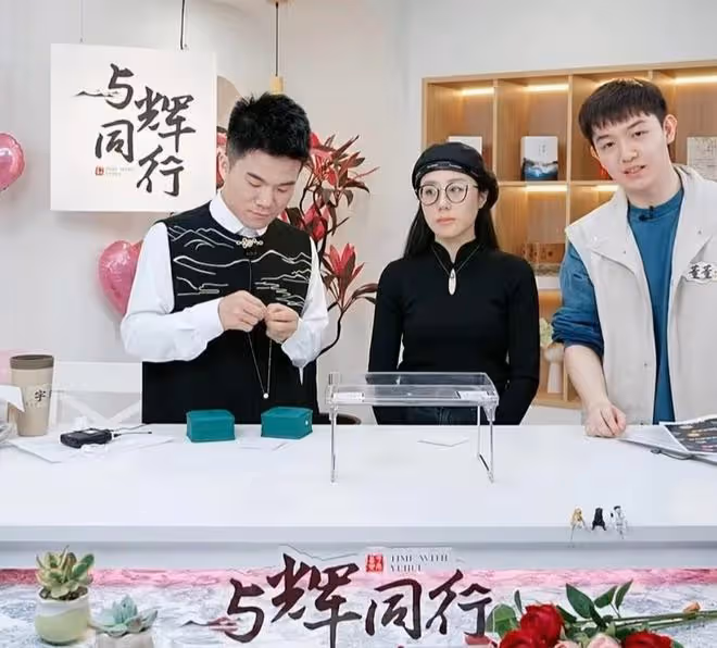 勁爆!董董直播說漏嘴:一定會找到一個愛他的男人!評論區太歡樂