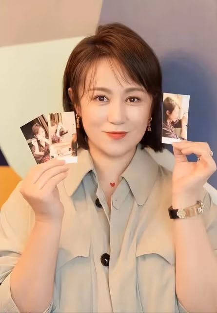 馬麗攜小11歲老公參加喜劇節,一路挽手說笑,馬麗女人味十足!
