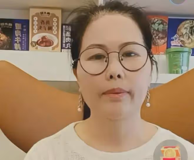 小楊阿姨帶貨「首秀」,汪小菲現身助力,直言:小菲善良又溫柔