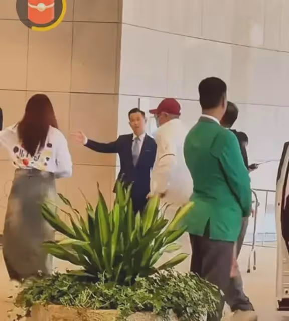 趙本山率宋小寶現身澳門喜劇節,二人打扮時尚太吸睛,不輸年輕人