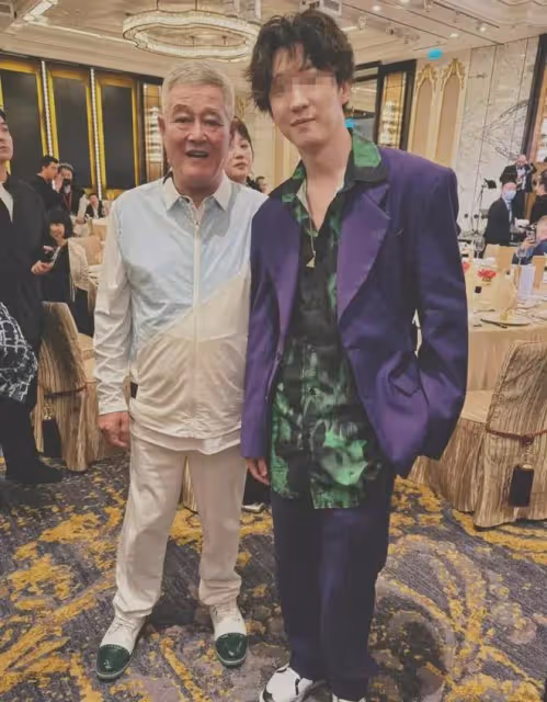 趙本山率宋小寶現身澳門喜劇節,二人打扮時尚太吸睛,不輸年輕人
