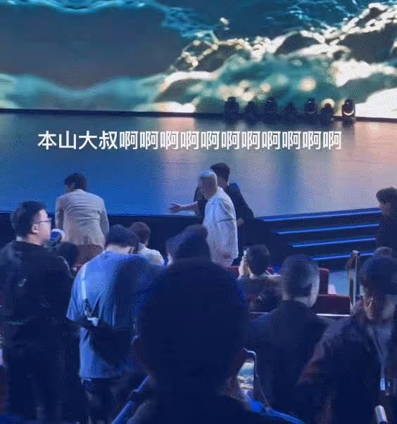 趙本山率宋小寶現身澳門喜劇節,二人打扮時尚太吸睛,不輸年輕人