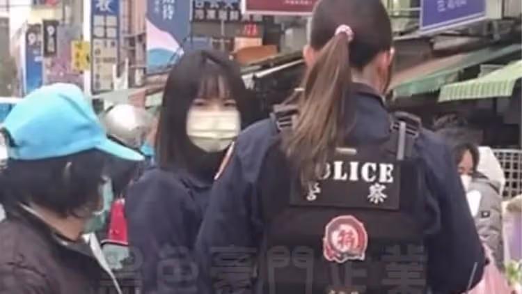 超正女警取締違停　「霸氣轉身」迷翻眾人：想被十字固定