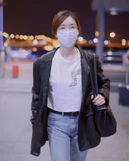 秦嵐身材好真任性,穿「男友皮衣」配小腳褲走機場,又颯又美