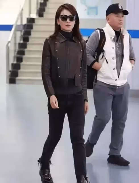 秦嵐身材好真任性,穿「男友皮衣」配小腳褲走機場,又颯又美