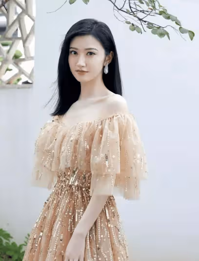 景甜淺橙色一字肩紗裙 精緻鎖骨白皙肌膚甜美氣質交相輝映 浪漫夢幻