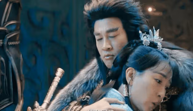 《烈焰》:頂著矽膠臉卻演「第一美人」,誰的審美出了問題