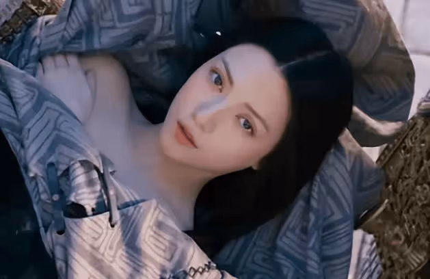 《烈焰》:頂著矽膠臉卻演「第一美人」,誰的審美出了問題