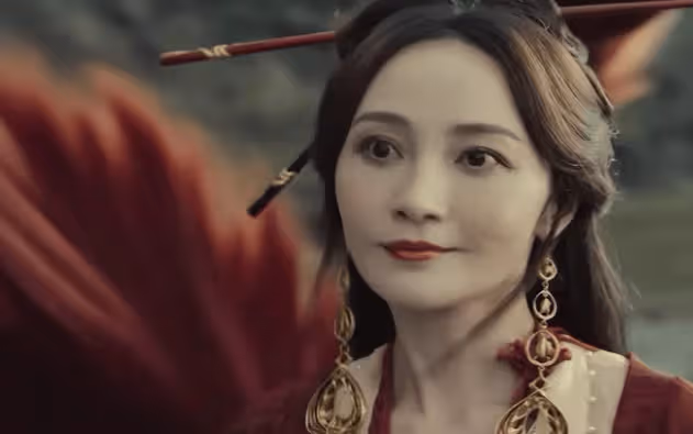 《烈焰》:頂著矽膠臉卻演「第一美人」,誰的審美出了問題