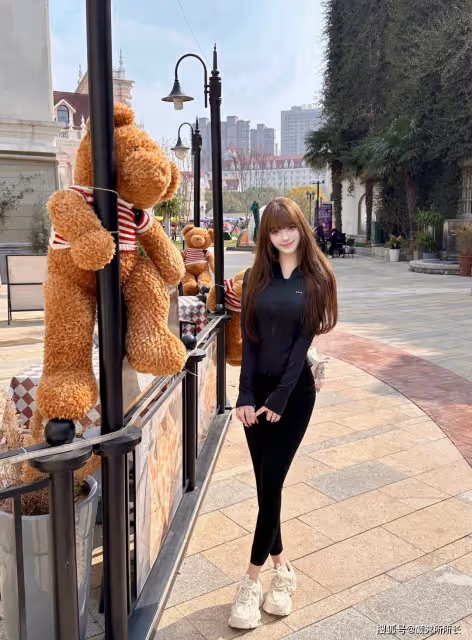 頂級19歲水蛇腰身材少女街頭時尚穿搭:黑色瑜伽服透氣又舒服