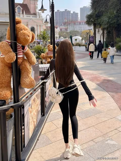 頂級19歲水蛇腰身材少女街頭時尚穿搭:黑色瑜伽服透氣又舒服