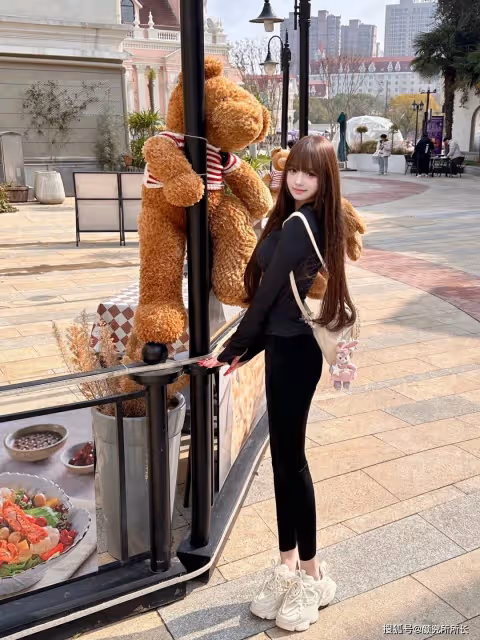 頂級19歲水蛇腰身材少女街頭時尚穿搭:黑色瑜伽服透氣又舒服