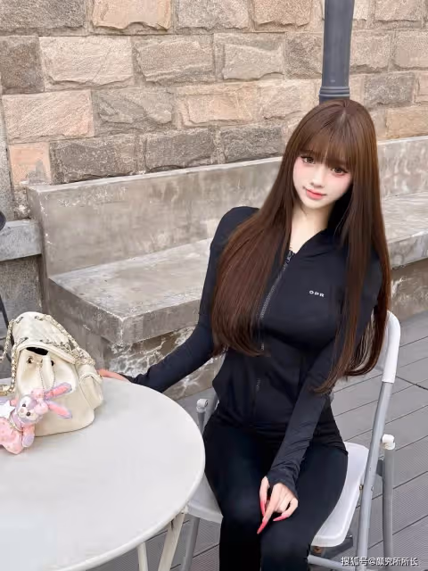 頂級19歲水蛇腰身材少女街頭時尚穿搭:黑色瑜伽服透氣又舒服