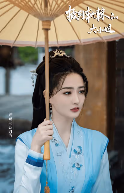 29歲徐璐戀情疑曝光,與小5歲吳崇軒逛園區,街頭摟腰拍照超甜蜜