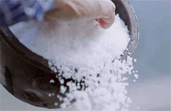 購買食用鹽時,應該選擇「海鹽」還是「湖鹽」?哪種更有營養?