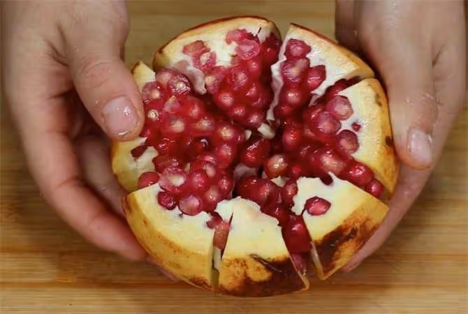 今天才發現,石榴還能這麼剝皮,不髒手不流汁,2分鐘搞定一大盤