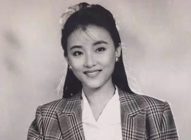 楊瀾女兒近照曝光,一雙兒女顏值差距巨大,女兒不敵兒子