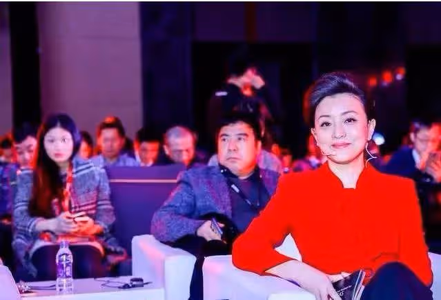 楊瀾女兒近照曝光,一雙兒女顏值差距巨大,女兒不敵兒子