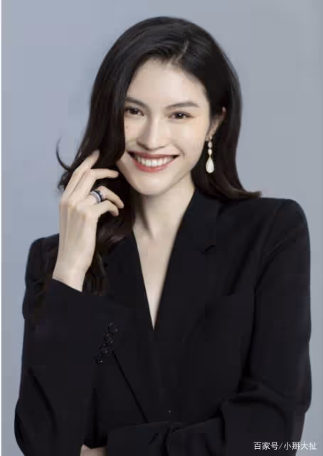 她曾是李詠砸金蛋助手,不甘平庸的她,遠赴深造今成國際超模