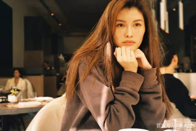 她曾是李詠砸金蛋助手,不甘平庸的她,遠赴深造今成國際超模