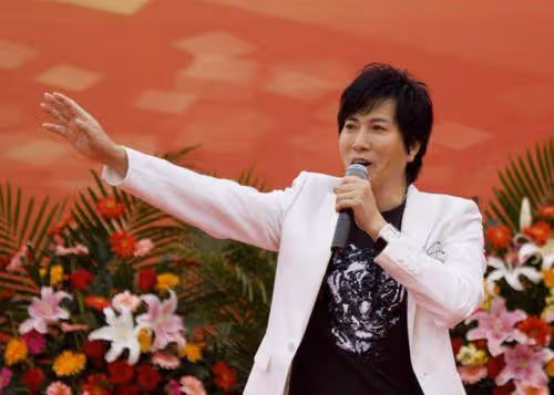 因一首歌而爆紅,後來死於癌症,死後給家人留下9億財產