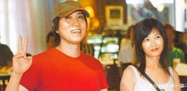 因一首歌而爆紅,後來死於癌症,死後給家人留下9億財產