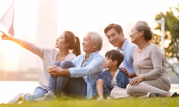 我每月薪水有8萬!兩邊老人都給孝親費「給岳母是4000元」 老婆本來很開心「但知道我給父母的金額後」大罵我:不公平…