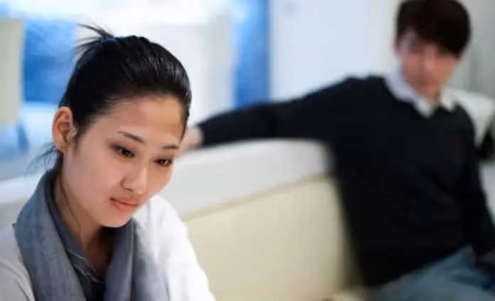 我每月薪水有8萬!兩邊老人都給孝親費「給岳母是4000元」 老婆本來很開心「但知道我給父母的金額後」大罵我:不公平…