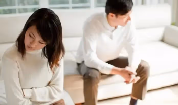 我每月薪水有8萬!兩邊老人都給孝親費「給岳母是4000元」 老婆本來很開心「但知道我給父母的金額後」大罵我:不公平…