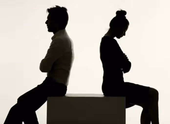 我每月薪水有8萬!兩邊老人都給孝親費「給岳母是4000元」 老婆本來很開心「但知道我給父母的金額後」大罵我:不公平…