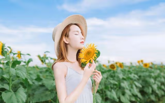 老公公司最近來了個女新人，一天到晚黏著他，還一起過夜… 某晚，老公收到女孩傳的訊息：「我懷孕了，你娶我！」當下我沒生氣「只回了4句話」，成...