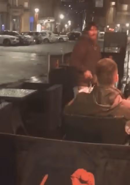 街友過來跟我要錢,我直接「給他一張提款卡和密碼」,讓他自己去領!幾分鐘後「他遞來一張紙」,讓我不禁感慨,這就是所謂的人性…