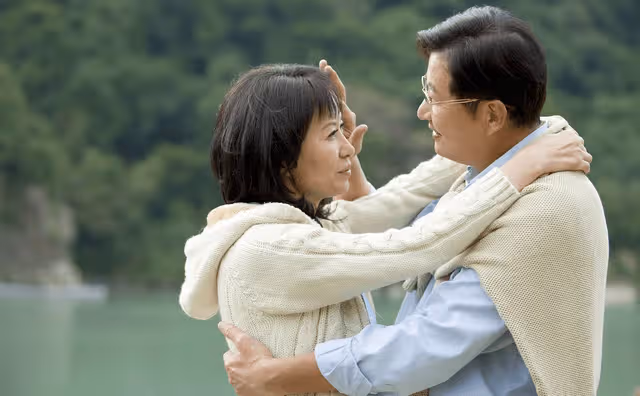 突然收到爸爸轉帳200萬…隨後「收到一封簡訊」我連忙趕回家!才剛踏進門「就見爸爸臉色發白」下秒背後出現一名女子