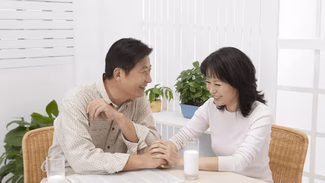 突然收到爸爸轉帳200萬…隨後「收到一封簡訊」我連忙趕回家!才剛踏進門「就見爸爸臉色發白」下秒背後出現一名女子