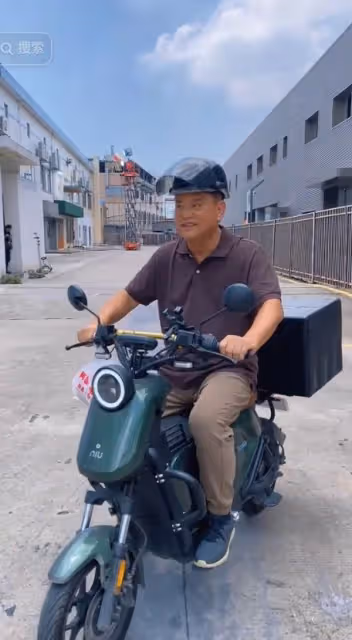 宣布息影2年!74歲資深男星被拍到「工地扛重物、騎車外送」 「43年膝下無子」老年生活曝