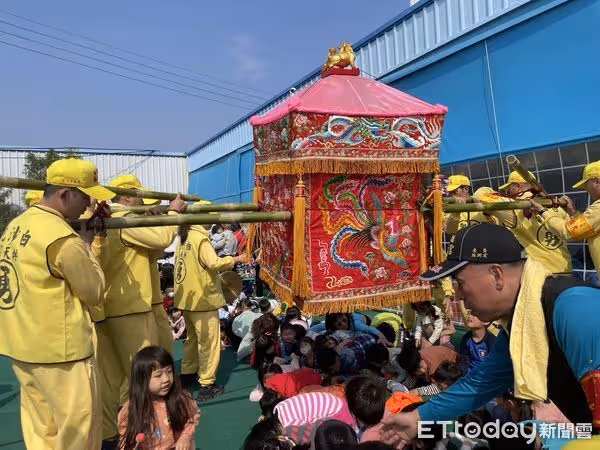 娘娘慈悲!白沙屯媽祖突轉彎「奔進幼兒園裡」只因這1原因