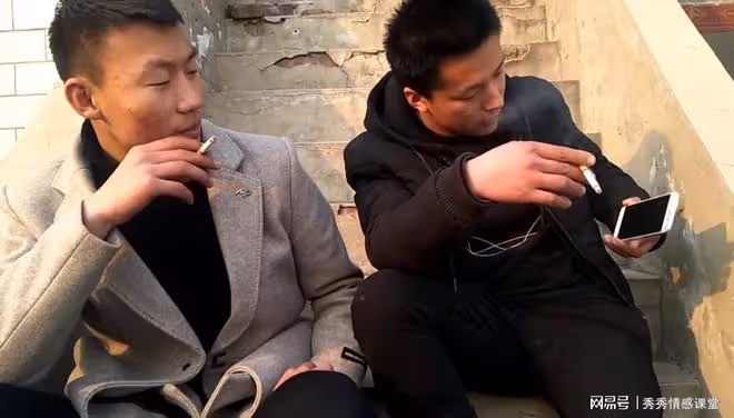 發小考上大學沒錢讀，我偷塞給他1000塊，如今他卻這樣報答我
