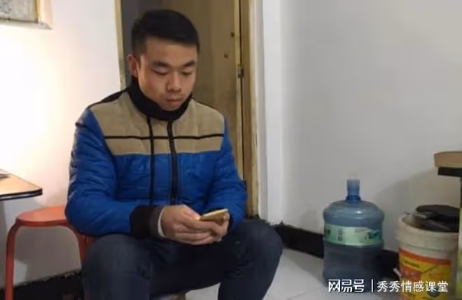 發小考上大學沒錢讀，我偷塞給他1000塊，如今他卻這樣報答我