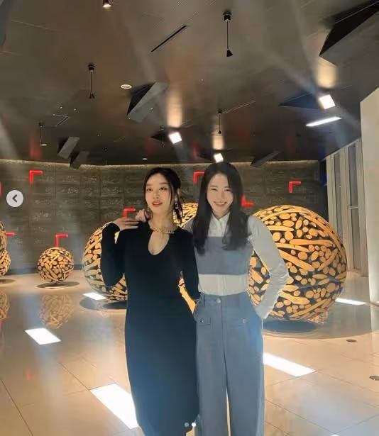 《黑暗榮耀》惡女近況曝光！林智妍和車珠英靠在一起對著鏡頭自拍