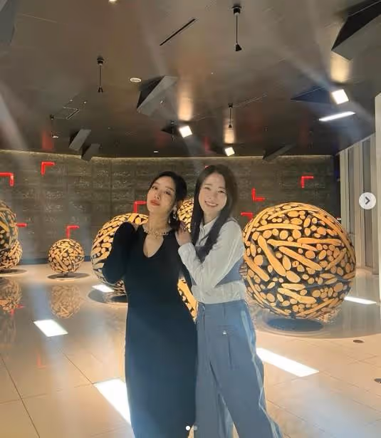 《黑暗榮耀》惡女近況曝光！林智妍和車珠英靠在一起對著鏡頭自拍