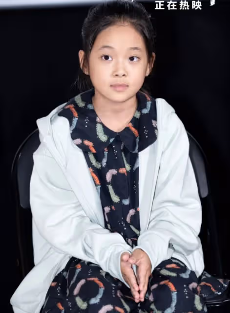 梅婷10歲女兒再演電影，搭檔宋佳趙又廷等演技派，大合照站位搶鏡